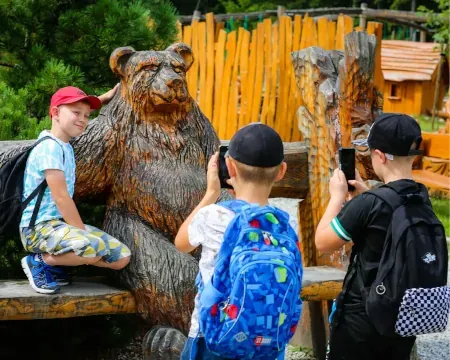 Drewniane rzeźby i edukacyjna strefa plenerowa